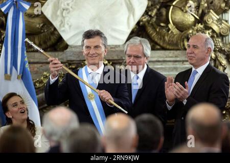 (151210) -- BUENOS AIRES, 10. Dezember 2015 -- Argentiniens neuer Präsident Mauricio Macri (2. L) zeigt den Stab, nachdem er ihn am 10. Dezember 2015 vom vorläufigen Präsidenten des argentinischen Senats Federico Pinedo (2. R) im Weißen Saal der Casa Rosada (Rosa Haus) in Buenos Aires, der Hauptstadt Argentiniens, erhalten hat. Mauricio Macri wurde am Donnerstag als Nachfolger von Cristina Fernandez als neuer argentinischer Präsident eingeweiht. Martin Zabala) (fnc) (Ah) ARGENTINA-BUENOS AIRES-POLITICS-INAUGURATION e MARTINxZABALA PUBLICATIONxNOTxINxCHN 151210 Buenos Aires DEC 10 2015 Argentina S neuer Präsident Mauricio Macri 2. L Stockfoto