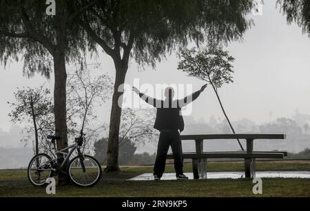 (151210) -- LOS ANGELES, 10. Dezember 2015 -- Ein Mann wird in dichtem Nebel in der Nähe von Downtown Los Angeles, USA, 10. Dezember 2015 gesehen. Pendler werden vor potenziell gefährlichen Fahrbedingungen auf Autobahnen gewarnt, nachdem starker Nebel in Südkalifornien abgesunken ist. Der National Weather Service sagt, dass eine flache, aber starke Meeresumkehrung zu einem dichten Nebelhinweis für Los Angeles am Donnerstagmorgen geführt hat. Flugzeuge, die über Nacht auf dem Los Angeles International Airport landen sollten, wurden aufgrund des Nebels abgesagt oder verzögert. ) U.S.-LOS ANGELES-FOG ZhaoxHanrong PUBLICATIONxNOTxINxCHN 151210 Los Angele Stockfoto