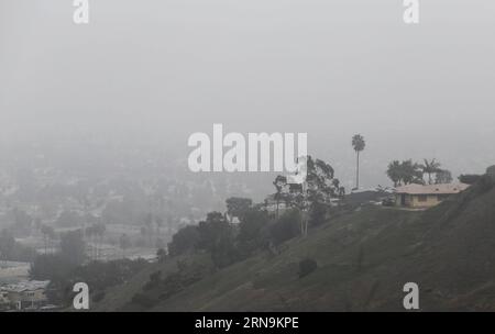 (151210) -- LOS ANGELES, 10. Dezember 2015 -- dichter Nebel ist in der Nähe von Downtown Los Angeles, USA, 10. Dezember 2015 zu sehen. Pendler werden vor potenziell gefährlichen Fahrbedingungen auf Autobahnen gewarnt, nachdem starker Nebel in Südkalifornien abgesunken ist. Der National Weather Service sagt, dass eine flache, aber starke Meeresumkehrung zu einem dichten Nebelhinweis für Los Angeles am Donnerstagmorgen geführt hat. Flugzeuge, die über Nacht auf dem Los Angeles International Airport landen sollten, wurden aufgrund des Nebels abgesagt oder verzögert. ) U.S.-LOS ANGELES-FOG ZhaoxHanrong PUBLICATIONxNOTxINxCHN 151210 Los Angeles DEZ 10 Stockfoto