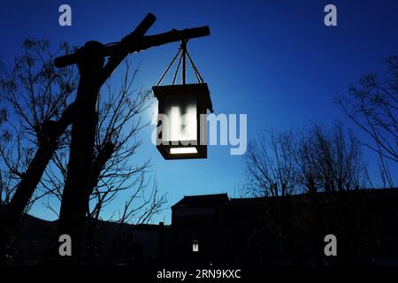 (151211) -- PEKING, 11. Dez. 2015 -- Eine Lampe leuchtet in Gubei Water Town in Peking, der Hauptstadt Chinas. Gubei Water Town, das sich in Guibeikou im Pekinger Stadtteil Miyun befindet, liegt in der Nähe der Chinesischen Mauer von Simatai. Die Wasserstadt, die gewundene Flüsse, Häuser am Wasser, gewölbte Steinbrücken, Kopfstein- und Steinpflasterwege und alte Gebäude reproduziert, ist mit ihrer Landschaft vergleichbar mit Regionen südlich des Jangtze. ) (lfj) CHINA-BEIJING-GUBEI WATER TOWN (CN) DongxNaide PUBLICATIONxNOTxINxCHN 151211 Beijing DEZ 11 2015 eine Lampe leuchtet in Gubei Water Town in Beijing Hauptstadt von China Gu Stockfoto