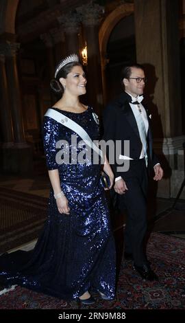 (151211) -- STOCKHOLM, 11. Dezember 2015 -- die schwedische Kronprinzessin Victoria und ihr Ehemann Prinz Daniel besuchen das königliche Bankett für Nobelpreisträger im Königlichen Palast in Stockholm, Schweden, 11. Dezember 2015. ) SCHWEDEN-STOCKHOLM-NOBEL-PRIZE-ROYAL-BANKETT YexPingfan PUBLICATIONxNOTxINxCHN 151211 Stockholm DEZ 11 2015 Schweden S Kronprinzessin Victoria und ihr Ehemann Prinz Daniel besuchen das Royal Bankett für Nobelpreisträger IM Königlichen Palast in Stockholm DEZ 11 2015 Schweden Stockholm Nobelpreis Royal Bankett YexPingfan PUBLICATIONxNOTxINxCHN Stockfoto
