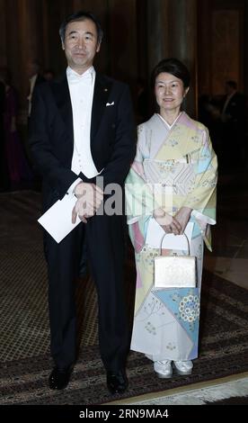 (151211) -- STOCKHOLM, 11. Dezember 2015 -- Nobelpreisträger für Physik 2015, japanischer Physiker Takaaki Kajita (L), nimmt am königlichen Bankett für Nobelpreisträger im Königlichen Palast in Stockholm, Schweden, 11. Dezember 2015 Teil. ) SCHWEDEN-STOCKHOLM-NOBEL-PRIZE-ROYAL-BANKETT YexPingfan PUBLICATIONxNOTxINxCHN 151211 Stockholm DEZ 11 2015 Nobelpreis für Physik 2015 Preisträgerin der japanischen Physikerin Takaaki Kajita l nimmt am Königlichen Bankett für Nobelpreisträger IM Königlichen Palast in Stockholm Teil Schweden DEZ 11 2015 Schweden Stockholm Nobelpreis Royal Bankett YexPingfan PUNOBLICATINNCHxN Stockfoto