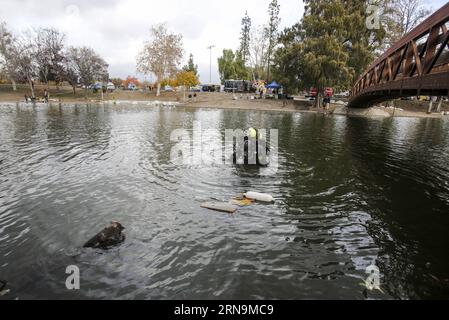 (151211) -- SAN BERNARDINO, 11. Dezember 2015 -- ein Mitglied des FBI-Tauchteams führt am 11. Dezember 2015 eine Suche im Seccombe Lake Park in San Bernardino, Kalifornien, USA durch. U.S.-SAN BERNARDINO-SHOOTING-EVIDENCE-SEARCH ZhaoxHanrong PUBLICATIONxNOTxINxCHN 151211 San BERNARDINO DEZ 11 2015 to FBI Dive Team Member führt eine Suche IM Seccombe Lake Park in San Bernardino Kalifornien The United State AM DEZ 11 2015 U S San BERNARDINO Shooting Evidence Search ZhaoxHanrong PUBLICATIONxCHN TxN durch Stockfoto