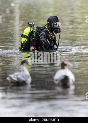 (151211) -- SAN BERNARDINO, 11. Dezember 2015 -- ein Mitglied des FBI-Tauchteams führt am 11. Dezember 2015 eine Suche im Seccombe Lake Park in San Bernardino, Kalifornien, USA durch. U.S.-SAN BERNARDINO-SHOOTING-EVIDENCE-SEARCH ZhaoxHanrong PUBLICATIONxNOTxINxCHN 151211 San BERNARDINO DEZ 11 2015 to FBI Dive Team Member führt eine Suche IM Seccombe Lake Park in San Bernardino Kalifornien The United State AM DEZ 11 2015 U S San BERNARDINO Shooting Evidence Search ZhaoxHanrong PUBLICATIONxCHN TxN durch Stockfoto