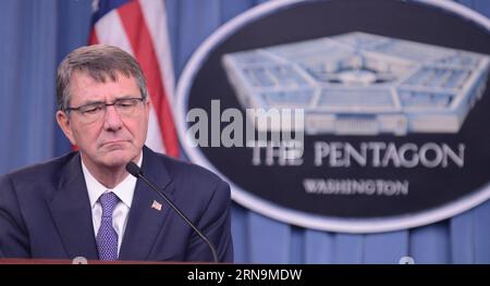 (151211) -- WASHINGTON D.C., 11. Dezember 2015 -- US-Verteidigungsminister Ash Carter nimmt an einer gemeinsamen Pressekonferenz mit dem britischen Verteidigungsminister Michael Fallon (nicht im Bild) im Pentagon in Washington D.C., Hauptstadt der Vereinigten Staaten, am 11. Dezember 2015 Teil. Der britische Verteidigungsminister Michael Fallon sagte hier am Freitag, dass Großbritannien keine Bodentruppen in den Irak schicken werde, und fügte hinzu, dass die irakische Führung ihm deutlich gemacht habe, dass westliche Stiefel vor Ort im Irak nicht gewünscht würden. US-WASHINGTON D.C.-CARTER-GREAT BRITAIN-PRESS CONFERENCE JIAOXMIN PUBLICATIONXNOTXINXCHN 151211 WASHINGTON D C DE Stockfoto