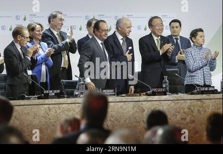 (151212) -- PARIS, 12. Dezember 2015 -- der französische Präsident Francois Hollande (5. R), der französische Außenminister Laurent Fabius (4. R) und der Generalsekretär der Vereinten Nationen Ban Ki-moon (3. R) nehmen am 12. Dezember 2015 an der Klimakonferenz COP21 in Le Bourget nördlich von Paris Teil. Frankreich übermittelte am Samstag den endgültigen Text eines historischen globalen Abkommens über den Klimawandel an die Teilnehmer der Marathon-Klimagespräche in Paris. )(azp) FRANCE-PARIS-COP 21-FINAL TEXT zhouxlei PUBLICATIONxNOTxINxCHN 151212 Paris DEC 12 2015 französischer Präsident Francois Hollande 5. R Französische Außenminister Laurent Fabius 4 Stockfoto