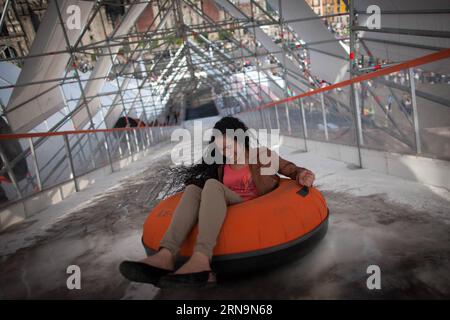 (151212) -- MEXIKO-STADT, 12. Dezember 2015 -- Bild aufgenommen am 11. Dezember 2015 zeigt einen Besucher, der das Winter CDMX-Programm auf dem Zocalo Square in der Innenstadt von Mexiko-Stadt, der Hauptstadt Mexikos, genießt. Laut lokalen Presseberichten besuchen etwa 20.000 Einwohner den Zocalo Square von Mexiko-Stadt täglich zum Schlittschuhlaufen oder Schlittschuhlaufen im Rahmen der Aktivitäten von Winter CDMX, die bis zum 10. Januar 2016 installiert werden. Pedro Mera) (jg) (vf) MEXIKO-MEXIKO CITY-SOCIETY-CHRISTMAS e PedroxMera PUBLICATIONxNOTxINxCHN 151212 Mexiko-Stadt DEC 12 2015 das Bild VOM 11. DEC 2015 zeigt einen Besuchergenuss Stockfoto