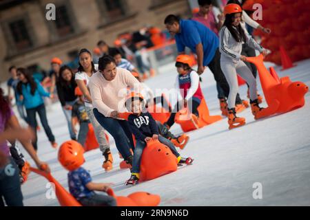 (151212) -- MEXIKO-STADT, 12. Dezember 2015 -- Bild aufgenommen am 11. Dezember 2015 zeigt Besucher, die das Winter CDMX-Programm auf dem Zocalo Square in der Innenstadt von Mexiko-Stadt, der Hauptstadt Mexikos, genießen. Laut lokalen Presseberichten besuchen etwa 20.000 Einwohner den Zocalo Square von Mexiko-Stadt täglich zum Schlittschuhlaufen oder Schlittschuhlaufen im Rahmen der Aktivitäten von Winter CDMX, die bis zum 10. Januar 2016 installiert werden. Pedro Mera) (jg) (vf) MEXIKO-MEXIKO CITY-SOCIETY-CHRISTMAS e PedroxMera PUBLICATIONxNOTxINxCHN 151212 Mexiko-Stadt DEC 12 2015 Bild aufgenommen AM DEC 11 2015 zeigt Besucher genießen Stockfoto