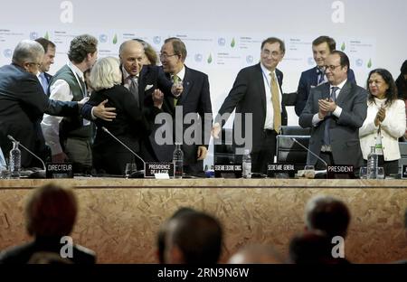 (151212) -- PARIS, 12. Dezember 2015 -- der französische Außenminister und Präsident der COP21 Laurent Fabius (5. L) feiert die Annahme des Abkommens auf der Abschlusskonferenz der COP21 in Le Bourget, Paris, 12. Dezember 2015. Das historische Pariser Klimaschutzübereinkommen wird am Samstag von den 196 Vertragsparteien des Rahmenübereinkommens der Vereinten Nationen über Klimaänderungen (UNFCCC) auf der 21. Tagung der Konferenz der Vertragsparteien (COP21), die von Frankreich veranstaltet wird, endgültig ohne Einwände angenommen. ) FRANKREICH-PARIS-COP 21-ABKOMMEN-angenommen ZhouxLei PUBLICATIONxNOTxINxCHN 151212 Paris DEZ 12 2015 Fren Stockfoto