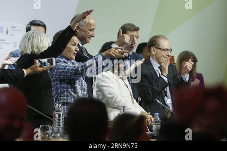 (151212) -- PARIS, 12. Dezember 2015 -- der französische Außenminister und Präsident der COP21 Laurent Fabius (4. L) feiert die Annahme des Abkommens auf der Abschlusskonferenz der COP21 in Le Bourget, Paris, 12. Dezember 2015. Das historische Pariser Klimaschutzübereinkommen wird am Samstag von den 196 Vertragsparteien des Rahmenübereinkommens der Vereinten Nationen über Klimaänderungen (UNFCCC) auf der 21. Tagung der Konferenz der Vertragsparteien (COP21), die von Frankreich veranstaltet wird, endgültig ohne Einwände angenommen. ) FRANKREICH-PARIS-COP 21-ABKOMMEN-angenommen ZhouxLei PUBLICATIONxNOTxINxCHN 151212 Paris DEZ 12 2015 Fren Stockfoto