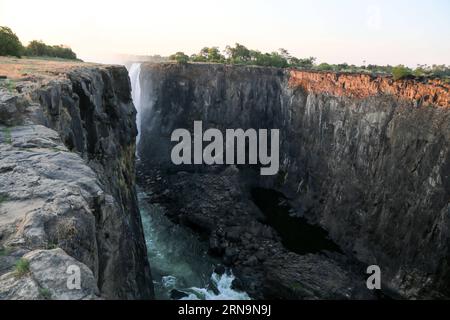 (151213) -- HARARE, 13. Dezember 2015 -- Foto vom 11. Dezember 2015 zeigt die Victoria Falls während der Trockenzeit nahe der Grenze zwischen Sambia und Simbabwe. Die Trockenzeit der Victoria Falls dauert in der Regel von Oktober bis nächsten Februar. ) ZIMBABWE-VICTORIA FALLS-DRY SEASON XuxLingui PUBLICATIONxNOTxINxCHN Harare DEZ 13 2015 Foto aufgenommen AM DEZ 11 2015 zeigt die Victoria Falls während der Dry Season in der Nähe der Grenze zu Sambia Simbabwe Dry Season der Victoria Falls im Allgemeinen von Oktober bis nächsten Februar Simbabwe Victoria Falls Dry Season XuxLingui PUBLICATIONxNOTxINxCHN Stockfoto