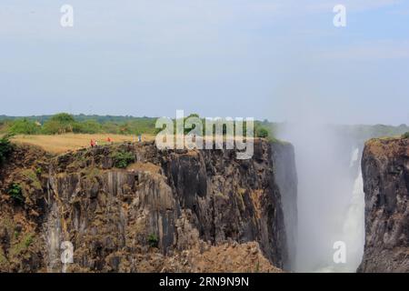 (151213) -- HARARE, 13. Dezember 2015 -- Foto vom 11. Dezember 2015 zeigt die Victoria Falls während der Trockenzeit nahe der Grenze zwischen Sambia und Simbabwe. Die Trockenzeit der Victoria Falls dauert in der Regel von Oktober bis nächsten Februar. ) ZIMBABWE-VICTORIA FALLS-DRY SEASON XuxWei PUBLICATIONxNOTxINxCHN Harare DEZ 13 2015 Foto aufgenommen AM DEZ 11 2015 zeigt die Victoria Falls während der Dry Season nahe der Grenze zu Sambia Simbabwe Dry Season der Victoria Falls im Allgemeinen von Oktober bis nächsten Februar Simbabwe Victoria Falls Dry Season PUBLICATIONxNOTxINxCHN Stockfoto