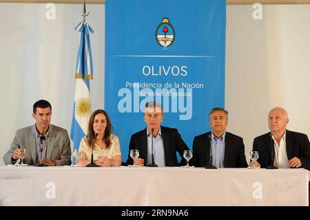 (151213) -- BUENOS AIRES, 12. Dezember 2015 -- Argentiniens Präsident Mauricio Macri (C) nimmt an einer Pressekonferenz nach einem Treffen mit 24 Provinzgouverneuren in der Präsidentenresidenz von Olivos in Buenos Aires, Argentinien, am 12. Dezember 2015 Teil. Der argentinische Präsident Mauricio Macri traf sich am Samstag mit den Gouverneuren der 24 Provinzen des Landes, zu denen er dringend aufforderte, zusammenzuarbeiten. Jose Romero/TELAM) (da) (fnc) ARGENTINIEN-BUENOS AIRES-POLITICS-MACRI e TELAM PUBLICATIONxNOTxINxCHN 151213 Buenos Aires DEC 12 2015 argentinischer Präsident Mauricio Macri C nimmt an einer Pressekonferenz Afte Teil Stockfoto