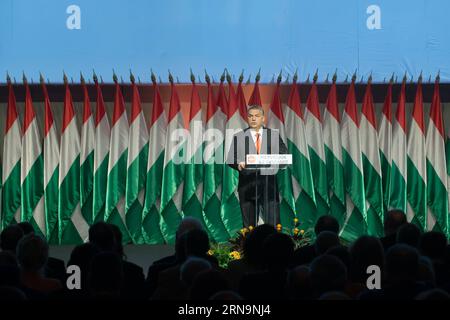 (151213) -- BUDAPEST, 13. Dezember 2015 -- der ungarische Premierminister Viktor Orban hält seine Rede, nachdem er am 13. Dezember 2015 die Wiederwahl an die Spitze seiner Fidesz-Partei auf dem Parteitag der Regierungspartei Fidesz in Budapest, Ungarn, gewonnen hat. Der ungarische Premierminister Viktor Orban gewann am Sonntag mit einer nahezu einstimmigen Abstimmung (1174 von 1177 Stimmen) die Wiederwahl an die Spitze seiner Fidesz-Partei. er schwört, die Partei in zwei Jahren in die nächste Wahl zu führen und als Premierminister zu bleiben, wenn er gewinnt. ) UNGARN-BUDAPEST-PREMIERMINISTER-PARTEITAG ATTILAXVOLGYI PUBLICATIONXNOTXINXCHN Stockfoto