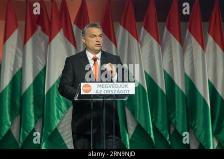 Bilder des Tages (151213) -- BUDAPEST, 13. Dezember 2015 -- der ungarische Premierminister Viktor Orban hält seine Rede, nachdem er am 13. Dezember 2015 die Wiederwahl an die Spitze seiner Fidesz-Partei während des Parteikongresses der Regierungspartei Fidesz in Budapest, Ungarn, gewonnen hat. Der ungarische Premierminister Viktor Orban gewann am Sonntag mit einer nahezu einstimmigen Abstimmung (1174 von 1177 Stimmen) die Wiederwahl an die Spitze seiner Fidesz-Partei. er schwört, die Partei in zwei Jahren in die nächste Wahl zu führen und als Premierminister zu bleiben, wenn er gewinnt. ) UNGARN-BUDAPEST-PREMIERMINISTER-PARTEITAG ATTILAXVOLGYI Stockfoto