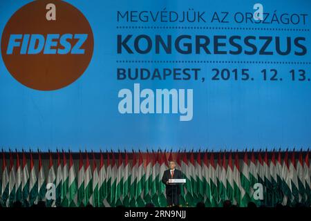 (151213) -- BUDAPEST, 13. Dezember 2015 -- der ungarische Premierminister Viktor Orban hält seine Rede, nachdem er am 13. Dezember 2015 die Wiederwahl an die Spitze seiner Fidesz-Partei auf dem Parteitag der Regierungspartei Fidesz in Budapest, Ungarn, gewonnen hat. Der ungarische Premierminister Viktor Orban gewann am Sonntag mit einer nahezu einstimmigen Abstimmung (1174 von 1177 Stimmen) die Wiederwahl an die Spitze seiner Fidesz-Partei. er schwört, die Partei in zwei Jahren in die nächste Wahl zu führen und als Premierminister zu bleiben, wenn er gewinnt. ) UNGARN-BUDAPEST-PREMIERMINISTER-PARTEITAG ATTILAXVOLGYI PUBLICATIONXNOTXINXCHN Stockfoto