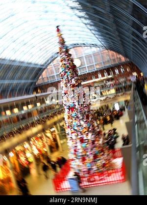 Das Foto vom 11. Dezember 2015 zeigt einen Weihnachtsbaum aus Disney-Spielzeug in St. Pancras International Station in London, Großbritannien. ) GROSSBRITANNIEN-LONDON-CHRISTMAS TREES HanxYan PUBLICATIONxNOTxINxCHN Foto aufgenommen AM 11. Dezember 2015 zeigt einen Weihnachtsbaum aus Disney Toys AM Bahnhof St. Pancras International in London Großbritannien Großbritannien London Christmas Trees HanxYan PUBLICATIONxNOTxINxCHN Stockfoto