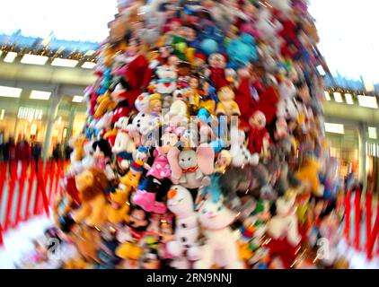 Das Foto vom 11. Dezember 2015 zeigt einen Weihnachtsbaum aus Disney-Spielzeug in St. Pancras International Station in London, Großbritannien. ) GROSSBRITANNIEN-LONDON-CHRISTMAS TREES HanxYan PUBLICATIONxNOTxINxCHN Foto aufgenommen AM 11. Dezember 2015 zeigt einen Weihnachtsbaum aus Disney Toys AM Bahnhof St. Pancras International in London Großbritannien Großbritannien London Christmas Trees HanxYan PUBLICATIONxNOTxINxCHN Stockfoto