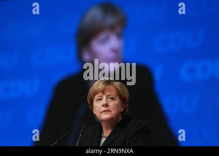 (151215) -- 15. Dezember 2015 -- die deutsche Bundeskanzlerin und Führerin der CDU, Angela Merkel, hält ihre Keynote während des CDU-Parteitags in Karlsruhe, 14. Dezember 2015. ) DEUTSCHLAND-KARLSRUHE-MERKEL-CDU-KONGRESS-TAGUNG LuoxHuanhuan PUBLICATIONxNOTxINxCHN DEZ 15 2015 Bundeskanzlerin und Leiterin der CDU-CDU-CDU Angela Merkel hält ihre Keynote während des CDU-Parteikongresses in Karlsruhe DEC 14 2015 Deutschland Karlsruhe Merkel CDU-Kongress-Tagung LuoxHuanhuan PUBLICATIONxNOTxINxCHN Stockfoto