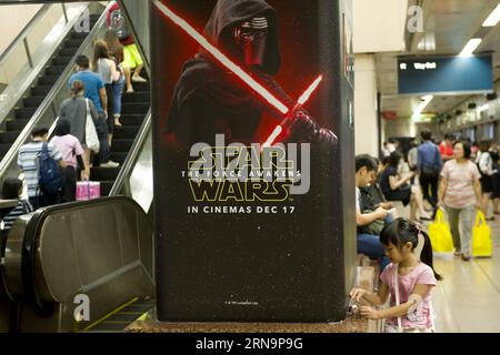 (151215) -- SINGAPUR, 15. Dez. 2015 -- Pendler nutzen die Dienste an einer Massenschnell-Transit-Station in Singapur, die mit Werbematerialien des Films Star Wars: The Force Awakens in Singapur, 15. Dez. 2015, dekoriert ist. Der Film wird am 17. Dezember in Singapur gezeigt. ) SINGAPUR-MRT-STAR WARS ThenxChihxWey PUBLICATIONxNOTxINxCHN 151215 Singapur DEZ 15 2015 Pendler nutzen die Dienste AN einer S Mass Rapid Transit Station in Singapur dekoriert mit Werbematerial des Movie Star Wars die Macht erwacht in Singapur DEZ 15 2015 der Film wird in Singapur AUF DEZ 17 Singapore MR gezeigt Stockfoto