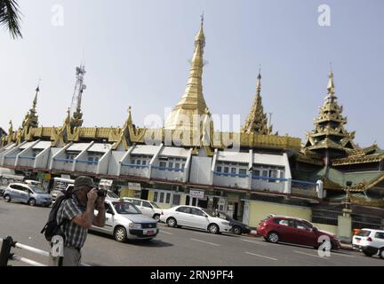 (151215) -- YANGON, 15. Dezember 2015 -- Ein ausländischer Tourist macht Fotos in der Innenstadt von Yangon, Myanmar, 15. Dezember 2015. Die jährliche touristische Ankunft in Myanmar erreichte im Geschäftsjahr 2015 bis 2015 4,2 Millionen, wobei die Zahl der Touristen bis März 2016, dem Ende des Geschäftsjahres, voraussichtlich auf 5 Millionen ansteigen wird. ) MYANMAR-YANGON-TOURISM UxAung PUBLICATIONxNOTxINxCHN 151215 Yangon DEZ 15 2015 ein ausländischer Tourist macht Fotos in der Innenstadt von Yangon Myanmar DEZ 15 2015 jährliche Touristenankünfte in Myanmar Hit 4 2 Millionen per Dezember 2015 im Geschäftsjahr 2015 16 Stockfoto