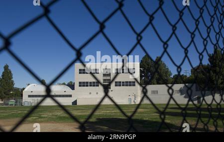 (151215) -- LOS ANGELES, 15. Dezember 2015 -- die Belmont High School bleibt am 15. Dezember 2015 in Los Angeles geschlossen. Alle Schulen des Los Angeles Unified School District (LAUSD) bleiben heute geschlossen, als Reaktion auf eine berichtete Bombendrohung, sagte Schulleiter Ramon Cortines. Die Polizei sagte, dass die Drohung bei einem Schulvorstand einberufen wurde. Die Bedrohung betrifft Rucksäcke und Pakete, die auf dem Campus zurückgelassen werden. Die Schließungen gelten für alle LAUSD-Campusse, davon etwa 900. Der Los Angeles Unified School District ist der zweitgrößte Schulbezirk der Vereinigten Staaten mit mehr als Stockfoto