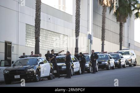 (151215) -- LOS ANGELES, 15. Dezember 2015 -- Polizisten treffen sich am 15. Dezember 2015 in der Nähe der Büros des Los Angeles Unified School District (LAUSD) in Los Angeles, USA. Alle LAUSD-Schulen werden heute geschlossen bleiben, als Reaktion auf eine gemeldete Bombendrohung, sagte Schulleiter Ramon Cortines. Die Polizei sagte, dass die Drohung bei einem Schulvorstand einberufen wurde. Die Bedrohung betrifft Rucksäcke und Pakete, die auf dem Campus zurückgelassen werden. Die Schließungen gelten für alle LAUSD-Campusse, davon etwa 900. Der Los Angeles Unified School District ist der zweitgrößte Schulbezirk der Vereinigten Staaten mit mehr als einer Schule Stockfoto