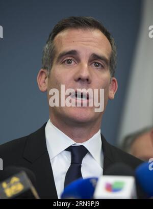 (151215) -- LOS ANGELES, 15. Dezember 2015 -- der Bürgermeister von Los Angeles Eric Garcetti spricht am 15. Dezember 2015 vor den Medien in Los Angeles, USA. Alle Schulen des Los Angeles Unified School District (LAUSD) bleiben heute geschlossen, als Reaktion auf eine berichtete Bombendrohung, sagte Schulleiter Ramon Cortines. Die Polizei sagte, dass die Drohung bei einem Schulvorstand einberufen wurde. Die Bedrohung betrifft Rucksäcke und Pakete, die auf dem Campus zurückgelassen werden. Die Schließungen gelten für alle LAUSD-Campusse, davon etwa 900. Der Los Angeles Unified School District ist der zweitgrößte Schulbezirk der Vereinigten Staaten Stockfoto