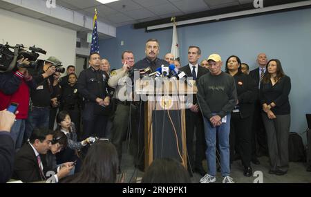 (151215) -- LOS ANGELES, 15. Dezember 2015 -- der Polizeichef von Los Angeles, Charlie Beck, spricht am 15. Dezember 2015 in Los Angeles in den USA vor den Medien. Alle Schulen des Los Angeles Unified School District (LAUSD) bleiben heute geschlossen, als Reaktion auf eine berichtete Bombendrohung, sagte Schulleiter Ramon Cortines. Die Polizei sagte, dass die Drohung bei einem Schulvorstand einberufen wurde. Die Bedrohung betrifft Rucksäcke und Pakete, die auf dem Campus zurückgelassen werden. Die Schließungen gelten für alle LAUSD-Campusse, davon etwa 900. Der Los Angeles Unified School District ist der zweitgrößte Schulbezirk der Vereinigten Staaten, Stockfoto