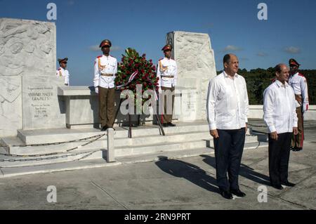 (151215) -- HAVANNA, 15. Dezember 2015 -- Besuch des Präsidenten der Costa Rica, Luis Guillermo Solis (L, Front), und des stellvertretenden Außenministers Kubas, Rogelio Sierra (R, Front) bei einer Kranzzeremonie im Mausoleo de Antonio Maceo im El Cacahual Monument, in Havanna, Kuba, 15. Dezember 2015. ) (jg) (ah) KUBA-HAVANNA-COSTA RICA-POLITICS-VISIT STR PUBLICATIONxNOTxINxCHN 151215 HAVANNA DEC 15 2015 Besuch des Präsidenten von Costa RICA Luis Guillermo Solis l Front und der stellvertretenden Außenminister VON Kuba Rogelio Sierra r Front nehmen an einer Trauerfeier des Helden in Mausoleo de Antonio Maceo in El Monument in Havanna Teil Kuba DEC 15 2015 J Stockfoto