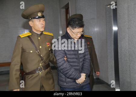 (151216) -- PJÖNGJANG, 16. Dezember 2015 -- der 60-jährige Hyeon Soo Lim (R) wird am 16. Dezember 2015 zum Gericht in Pjöngjang, der Hauptstadt der Demokratischen Volksrepublik Korea (DVRK), begleitet. Der in Südkorea geborene kanadische Pastor wurde wegen Subversion zu lebenslanger Arbeit verurteilt, teilte das Oberste Gericht der DVRK am Mittwoch mit. DVRK-PJÖNGJANG-S. 151216 Pyongyang DEZ 16 2015 60 Jahre alter Hyeon Soo Lim r WIRD zum Gericht in der Hauptstadt von Pjöngjang der Demokratischen Prominenten S Republik Korea DEZ 16 2015 Südkorea begleitet Stockfoto