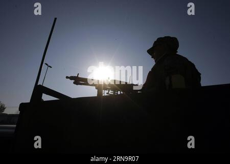 (151216) -- PESHAWAR, 16. Dezember 2015 -- Ein pakistanischer Soldat steht in der Nähe der Army Public School im nordwestlichen pakistanischen Peshawar, während des ersten Jahrestages des Terroranschlags auf eine von der Armee betriebene Schule, am 16. Dezember 2015. Pakistan hat am Mittwoch den ersten Jahrestag des Terroranschlags auf eine von der Armee betriebene Schule begangen. 151216 PESHAWAR DEZ 16 2015 ein PAKISTANISCHER Soldat steht in der Nähe der Army Public School im Nordwesten Pakistans S Peshawar während des ersten Jahrestages des Terroranschlags AUF Army Ru Stockfoto