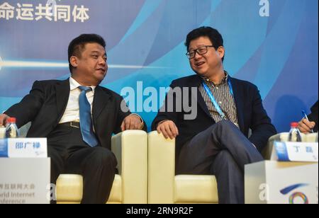 (151216) -- TONGXIANG, 16. Dezember 2015 -- Shao Guanglu (L), Vice President von China United Network Communications Limited, spricht mit William Ding, Chairman und CEO von NetEase, während des Cross-Straits and Hong Kong, Macao Internet Development Forum der World Internet Conference 2015 in Wuzhen, ostchinesische Provinz Zhejiang, 16. Dezember 2015. )(mcg) CHINA-ZHEJIANG-WUZHEN-WIC-SUB FORUM (CN) XuxYu PUBLICATIONxNOTxINxCHN 151216 Tong Xiang DEZ 16 2015 Shao l Vice President von China United Network Communications Limited spricht mit William Thing Chairman und CEO von NetEase während der Cross Straits und Stockfoto