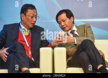 (151216) -- TONGXIANG, 16. Dezember 2015 -- Terry Gou (L), Gründer und CEO der Foxconn Technology Group, blickt auf das Mobiltelefon von Lei Jun, Gründer von Xiaomi Technology, während der Cross-Straits and Hong Kong, Macao Internet Development Forum der World Internet Conference 2015 in Wuzhen, ostchinesische Provinz Zhejiang, am 16. Dezember 2015. )(mcg) CHINA-ZHEJIANG-WUZHEN-WIC-SUB FORUM (CN) XuxYu PUBLICATIONxNOTxINxCHN 151216 Tong Xiang DEC 16 2015 Terry Gou l Gründer und CEO der Foxconn Technology Group schaut sich das Mobiltelefon von Lei jun Gründer von Xiaomi Technology während der Cross Straits und Hong Ko AN Stockfoto