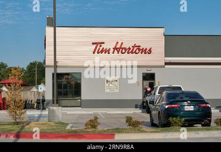 Houston, Texas, USA 08-30-2023: Außenansicht des Tim Hortons-Gebäudes und Parkplatz in Houston, TX. Kanadische Café- und Restaurantkette. Stockfoto