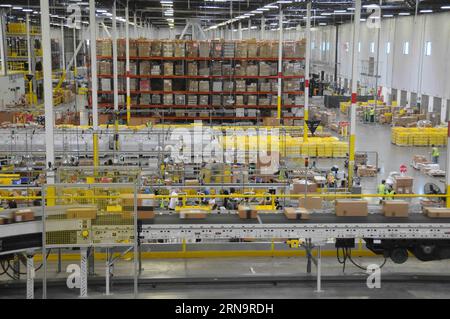 Das Dateifoto vom 16. Juli 2015 zeigt Mitarbeiter, die im Amazon Fulfillment Center in Tracy, Kalifornien, USA, Kundenpakete auswählen. Der Online-Einzelhandelsriese Amazon hat viele chinesische E-Commerce-Käufer dazu gebracht, ausländische Waren zu kaufen. Als Gastgeber der Zweiten Internet-Weltkonferenz (WIC), die in Wuzhen in der ostchinesischen Provinz Zhejiang stattfindet, forderte China globale Internet-Vernetzung und gemeinsame Governance durch alle. Als eine der größten Erfindungen des 20. Jahrhunderts hat das Internet die Welt in ein Dorf verwandelt und die Art und Weise, wie Menschen leben und tun, grundlegend verändert Stockfoto