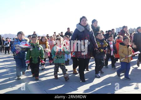 (151217) -- PJÖNGJANG, 17. Dezember 2015 -- die Menschen gehen zu den Bronzestatuen von Kim Il Sung und Kim Jong Il, um dem vierten Jahrestag des Todes des verstorbenen Staatschefs Kim Jong Il in Pjöngjang, der Hauptstadt der Demokratischen Volksrepublik Korea (DVRK), am 17. Dezember 2015 Tribut zu zollen. DPRK-PJÖNGJANG-KIM JONG Il-JUBILÄUMSFEIER LuxRui PUBLICATIONxNOTxINxCHN 151217 Pyongyang DEZ 17 2015 Prominente Besuchen Sie die Bronzestatuen von Kim Il Recovery und Kim Jong Il, um dem vierten Jahrestag des Niedergangs des verstorbenen Staatschefs Kim Jong Il in der Hauptstadt Pjöngjangs Tribut zu zollen Stockfoto