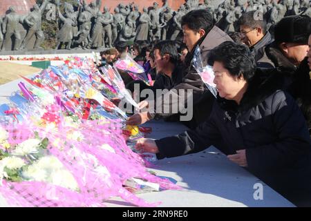 (151217) -- PJÖNGJANG, 17. Dezember 2015 -- die Menschen ehren die Bronzestatuen von Kim Il Sung und Kim Jong Il am vierten Jahrestag des Niedergangs des verstorbenen Staatschefs Kim Jong Il in Pjöngjang, der Hauptstadt der Demokratischen Volksrepublik Korea (DVRK), am 17. Dezember 2015. ) DPRK-PJÖNGJANG-KIM JONG Il-JAHRESTAG LuxRui PUBLICATIONxNOTxINxCHN 151217 Pyongyang DEZ 17 2015 Prominente zollen den Bronzestatuen von Kim Il Recovery und Kim Jong Il ZUM vierten Jahrestag des Niedergangs des verstorbenen Staatschefs Kim Jong Il in der Hauptstadt der Demokratischen Partei Pjang Tribut Stockfoto