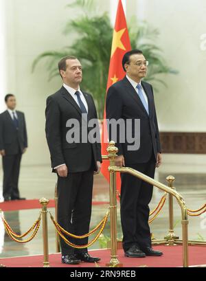 Der chinesische Premierminister Li Keqiang (R) hält eine Begrüßungszeremonie für den russischen Premierminister Dmitri Medwedew vor dem 20. Regelmäßigen Treffen der chinesischen und russischen Premierminister in Peking, der Hauptstadt Chinas, am 17. Dezember 2015 ab. ) (wyo) CHINA-PEKING-RUSSLAND-PM-REGULAR MEETING (CN) WangxYe PUBLICATIONxNOTxINxCHN der chinesische Premierminister Keqiang r hält eine Begrüßungszeremonie für die russischen Ministerpräsidenten Dmitri Medwedew vor dem 20. China Russland-Premierminister Regular Meeting in Peking Hauptstadt Chinas DEC 17 2015 wyo China Peking Russland PM Regular Meeting NOCN WangXATIONICxBLINN Stockfoto