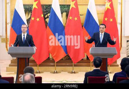 Der chinesische Premierminister Li Keqiang (R) und der russische Premierminister Dmitri Medwedew treffen sich nach dem 20. Regelmäßigen Treffen der chinesischen und russischen Premierminister in Peking, der Hauptstadt Chinas, am 17. Dezember 2015 mit der Presse. ) (wyo) CHINA-PEKING-RUSSLAND-PM-REGULAR MEETING (CN) YaoxDawei PUBLICATIONxNOTxINxCHN Chinesischer Ministerpräsident Keqiang r und die russischen Premierminister Dmitri Medwedew treffen die Presse nach dem 20. China Russland Premierminister Regular Meeting in Peking Hauptstadt Chinas DEC 17 2015 wyo China Peking Russland PM Regular Meeting CN YaoxDawei PUBLATxCHINxN Stockfoto