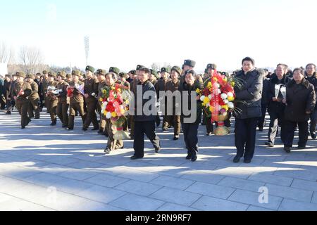 (151217) -- PJÖNGJANG, 17. Dezember 2015 -- die Menschen ehren die Bronzestatuen von Kim Il Sung und Kim Jong Il am vierten Jahrestag des Niedergangs des verstorbenen Staatschefs Kim Jong Il in Pjöngjang, der Hauptstadt der Demokratischen Volksrepublik Korea (DVRK), am 17. Dezember 2015. ) DPRK-PJÖNGJANG-KIM JONG Il-JAHRESTAG LuxRui PUBLICATIONxNOTxINxCHN 151217 Pyongyang DEZ 17 2015 Prominente zollen den Bronzestatuen von Kim Il Recovery und Kim Jong Il ZUM vierten Jahrestag des Niedergangs des verstorbenen Staatschefs Kim Jong Il in der Hauptstadt der Demokratischen Partei Pjang Tribut Stockfoto