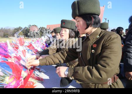 (151217) -- PJÖNGJANG, 17. Dezember 2015 -- die Menschen ehren die Bronzestatuen von Kim Il Sung und Kim Jong Il am vierten Jahrestag des Niedergangs des verstorbenen Staatschefs Kim Jong Il in Pjöngjang, der Hauptstadt der Demokratischen Volksrepublik Korea (DVRK), am 17. Dezember 2015. ) DPRK-PJÖNGJANG-KIM JONG Il-JAHRESTAG LuxRui PUBLICATIONxNOTxINxCHN 151217 Pyongyang DEZ 17 2015 Prominente zollen den Bronzestatuen von Kim Il Recovery und Kim Jong Il ZUM vierten Jahrestag des Niedergangs des verstorbenen Staatschefs Kim Jong Il in der Hauptstadt der Demokratischen Partei Pjang Tribut Stockfoto