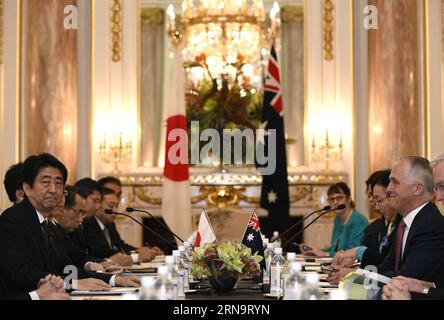 (151218) -- TOKIO, 18. Dezember 2015 () -- Japans Premierminister Shinzo Abe (1. L) trifft sich mit seinem australischen Amtskollegen Malcolm Turnbull (1. R) im Akasaka Hotel in Tokio, Japan, 18. Dezember 2015. () JAPAN-AUSTRALIEN-PM-POLITICS Xinhua PUBLICATIONxNOTxINxCHN 151218 Tokio DEZ 18 2015 Japanische Premierminister Shinzo ABE 1st l trifft sich mit seinem australischen Teil Malcolm Turnbull 1st r IM Akasaka Hotel in Tokio Japan DEZ 18 2015 Japan Australia PM POLITICS XINHUA PUBLICATIONxNOTxINxCHN Stockfoto