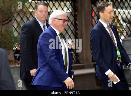 (151218) -- NEW YORK, 18. Dezember 2015 -- Bundesaußenminister Frank-Walter Steinmeier (Front) trifft am 18. Dezember 2015 zum dritten Außenministertreffen der International Syria Support Group (ISSG) in New York (USA) ein. ) USA-NEW YORK-SYRIEN-GESPRÄCHE WangxLei PUBLICATIONxNOTxINxCHN 151218 New York DEZ 18 2015 die deutschen Außenminister Frank Walter Stein Meier Front trifft zum dritten Außenministertreffen der International Syria Support Group in New York ein die Vereinigten Staaten AM DEZ 18 2015 USA New York Syrien spricht WangxLei PUBLICATIONxNOTxINxCHN Stockfoto