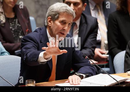 (151218) -- NEW YORK, 18. Dezember 2015 -- US-Außenminister John Kerry spricht während eines Treffens des UN-Sicherheitsrates zu Syrien im UN-Hauptquartier in New York am 18. Dezember 2015. Der UN-Sicherheitsrat hat am Freitag eine Resolution verabschiedet, in der er einen internationalen Fahrplan für einen politischen Übergang unter syrischer Führung zur Beendigung des Konflikts in Syrien befürwortet, der dazu aufruft, dass die syrischen Friedensgespräche Anfang Januar beginnen. ) UN-SICHERHEITSRAT-SYRIEN-FAHRPLAN LixMuzi PUBLICATIONxNOTxINxCHN 151218 New York DEZ 18 2015 US-Außenminister John Kerry spricht während einer Sitzung des UN-Sicherheitsrates Stockfoto