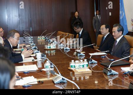 (151218) -- NEW YORK, 18. Dezember 2015 -- der chinesische Außenminister Wang Yi (1., R) hält am 18. Dezember 2015 ein Treffen mit UN-Generalsekretär Ban Ki-moon (L) im UN-Hauptquartier in New York ab. China sei bereit, die Zusammenarbeit mit den Vereinten Nationen weiter zu verstärken, sagte der chinesische Außenminister Wang Yi bei einem Treffen mit UN-Generalsekretär Ban Ki-moon am Freitag. UN-BAN-KI MOON-CHINESE FM-WANG YI-MEETING LixMuzi PUBLICATIONxNOTxINxCHN 151218 New York DEZ 18 2015 die chinesischen Außenminister Wang Yi 1st r treffen sich mit UN-Generalsekretär Ban KI Moon l AM UN-Hauptsitz in New York Stockfoto