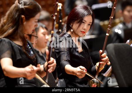 (151218) -- NEW YORK, 18. Dezember 2015 -- Künstler des China National Traditional Orchestra treten auf einer Medienvorschau im Lincoln Center, in New York, USA, am 18. Dezember 2015 auf. Das China National Traditional Orchestra wird zwei Aufführungen traditioneller chinesischer Musik in New York veranstalten. Am Freitag wird im Lincoln Center Pracht der Volksmusik aufgeführt, am Sonntag im Carnegie Hall die Wiederentdeckung der chinesischen Musik. ) US-NEW YORK-CHINA-ORCHESTRA WangxLei PUBLICATIONxNOTxINxCHN 151218 New York DEZ 18 2015 Künstler des China National Traditional Orchestra treten AUF einem Med AUF Stockfoto