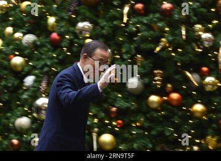 (151218) -- NEW YORK, 18. Dezember 2015 -- UN-Generalsekretär Ban Ki-moon trifft am 18. Dezember 2015 zum dritten Außenministertreffen der International Syria Support Group (ISSG) in New York (USA) ein. ) USA-NEW YORK-SYRIEN-GESPRÄCHE WangxLei PUBLICATIONxNOTxINxCHN 151218 New York DEZ 18 2015 UN-Generalsekretär Ban KI Moon trifft zum dritten Außenministertreffen der International Syria Support Group ISSG in New York ein die Vereinigten Staaten AM DEZ 18 2015 USA New York Syrien spricht WangxLei PUBLICATIONxNOTxINxCHN Stockfoto