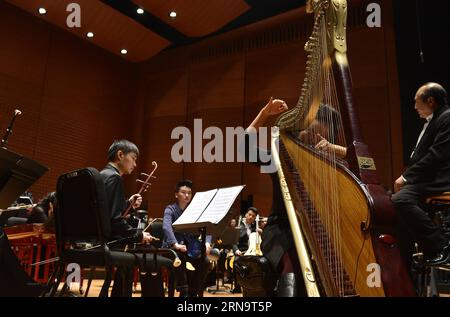(151218) -- NEW YORK, 18. Dezember 2015 -- Künstler des China National Traditional Orchestra treten auf einer Medienvorschau im Lincoln Center, in New York, USA, am 18. Dezember 2015 auf. Das China National Traditional Orchestra wird zwei Aufführungen traditioneller chinesischer Musik in New York veranstalten. Am Freitag wird im Lincoln Center Pracht der Volksmusik aufgeführt, am Sonntag im Carnegie Hall die Wiederentdeckung der chinesischen Musik. ) US-NEW YORK-CHINA-ORCHESTRA WangxLei PUBLICATIONxNOTxINxCHN 151218 New York DEZ 18 2015 Künstler des China National Traditional Orchestra treten AUF einem Med AUF Stockfoto