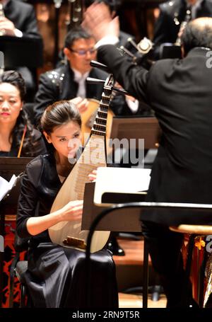 (151218) -- NEW YORK, 18. Dezember 2015 -- Künstler des China National Traditional Orchestra treten auf einer Medienvorschau im Lincoln Center, in New York, USA, am 18. Dezember 2015 auf. Das China National Traditional Orchestra wird zwei Aufführungen traditioneller chinesischer Musik in New York veranstalten. Am Freitag wird im Lincoln Center Pracht der Volksmusik aufgeführt, am Sonntag im Carnegie Hall die Wiederentdeckung der chinesischen Musik. ) US-NEW YORK-CHINA-ORCHESTRA WangxLei PUBLICATIONxNOTxINxCHN 151218 New York DEZ 18 2015 Künstler des China National Traditional Orchestra treten AUF einem Med AUF Stockfoto